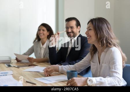 Les entrepreneurs écoutent la présentation lors d'une réunion formelle dans la salle de conférence Banque D'Images