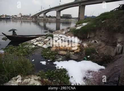 Rivière pollution05-05-2023 dhaka bangladesh la rivière shitalakshya est constamment polluée par les déchets toxiques des industries.Nazmul Islam/Alamy stock liv Banque D'Images