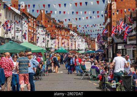 Alcester, Warwickshire, Royaume-Uni. 7th mai 2023. Alcester a été le théâtre d'une immense fête de rue aujourd'hui, alors que le soleil se couche, avec des centaines de personnes venant célébrer le couronnement du roi Charles III Crédit : AG News/Alay Live News Banque D'Images