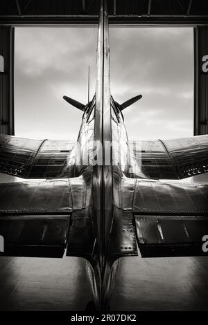 un avion historique dans un hangar attend le vol suivant Banque D'Images