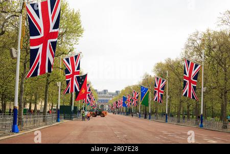 Le centre commercial près de Buckingham Palace en direction de Admiralty Arch avec des drapeaux en vol pour célébrer le King Charles III Coronation Banque D'Images