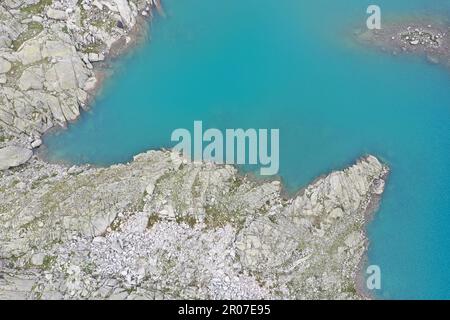 DefAbstract fragments aériens du Lago Vedretta, Val Nambrone – eaux turquoises glaciaires et texturesault de roches alpines Banque D'Images