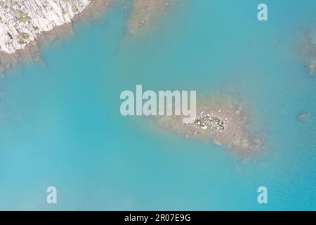 DefAbstract fragments aériens du Lago Vedretta, Val Nambrone – eaux turquoises glaciaires et texturesault de roches alpines Banque D'Images