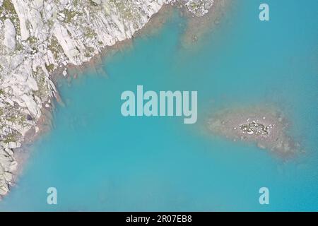 DefAbstract fragments aériens du Lago Vedretta, Val Nambrone – eaux turquoises glaciaires et texturesault de roches alpines Banque D'Images