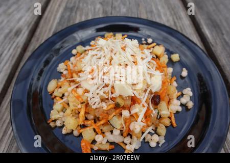 Nourriture à jeun délicieuse et saine fromage Sabudana khichdi spécial pour les fêtes religieuses de jeûne comme Ekadashi, Navratri Mahashivratri Banque D'Images