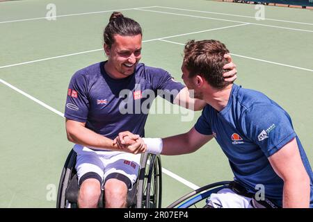 Vilamoura, Portugal, 07th mai 2023. Alfie Hewett (R), joueur de tennis en fauteuil roulant, et Gordon Reid, de Grande-Bretagne, célèbrent la victoire de la coupe du monde de l'équipe en fauteuil roulant 2023 pour hommes à l'Académie de tennis de Vilamoura. Photo: Frank Molter crédit: Frank Molter/Alamy Live News Banque D'Images