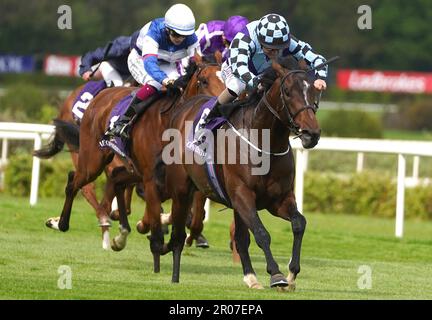 Spreewell, monté par le jockey Shane Foley (front), remporte les piquets de la course du Derby lors de la journée de la course du Derby à l'hippodrome de Leopardstown à Dublin, en Irlande. Date de la photo: Dimanche 7 mai 2023. Banque D'Images