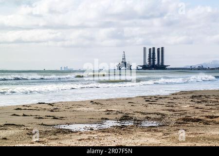 Plates-formes pétrolières offshore dans la mer Caspienne près de Bakou, la capitale de l'Azerbaïdjan Banque D'Images