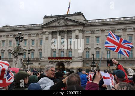 Buckingham Palace, Londres SW1A 1AA, Royaume-Uni. 6 mai 2023. Suite à un Royal Coronation historique et célébré par des foules numérotées dans les millions de personnes bordant la route de procession du couronnement de Londres, le roi Charles III nouvellement couronné et la reine Consort Camilla sont rejoints par des membres de la famille royale sur le balcon avant de Buckingham Palace, Alors qu'ils reçoivent une Royal Salute de l'armée britannique positionnée dans les jardins du Palais en contrebas, puis regardez le traditionnel flycast dirigé par la Royal Air Force et la Royal Navy au-dessus du ciel de Londres. Crédit : ©Julia Mineeva/EGBN TV News/Alamy L. Banque D'Images