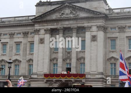 Buckingham Palace, Londres SW1A 1AA, Royaume-Uni. 6 mai 2023. Suite à un Royal Coronation historique et célébré par des foules numérotées dans les millions de personnes bordant la route de procession du couronnement de Londres, le roi Charles III nouvellement couronné et la reine Consort Camilla sont rejoints par des membres de la famille royale sur le balcon avant de Buckingham Palace, Alors qu'ils reçoivent une Royal Salute de l'armée britannique positionnée dans les jardins du Palais en contrebas, puis regardez le traditionnel flycast dirigé par la Royal Air Force et la Royal Navy au-dessus du ciel de Londres. Crédit : ©Julia Mineeva/EGBN TV News/Alamy L. Banque D'Images