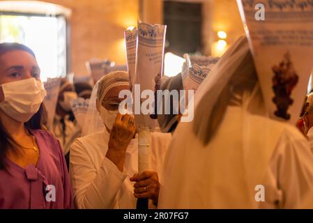 Salvador, Bahia, Brésil - 16 juin 2022: On voit des adorateurs assister à la messe de Corpus christi à la Basilique Catedral de Salvador, à Pelourinho, Bahia. Banque D'Images