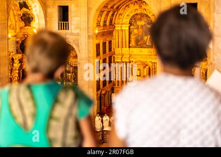 Salvador, Bahia, Brésil - 16 juin 2022: On voit des adorateurs assister à la messe de Corpus christi à la Basilique Catedral de Salvador, à Pelourinho, Bahia. Banque D'Images