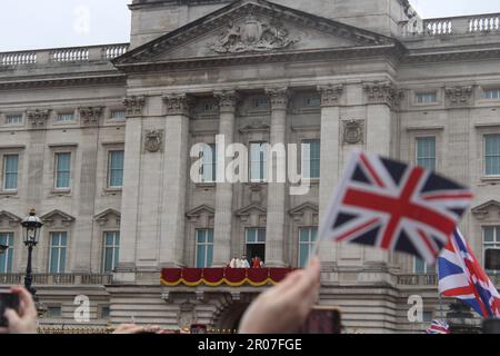 Buckingham Palace, Londres SW1A 1AA, Royaume-Uni. 6 mai 2023. Suite à un Royal Coronation historique et célébré par des foules numérotées dans les millions de personnes bordant la route de procession du couronnement de Londres, le roi Charles III nouvellement couronné et la reine Consort Camilla sont rejoints par des membres de la famille royale sur le balcon avant de Buckingham Palace, Alors qu'ils reçoivent une Royal Salute de l'armée britannique positionnée dans les jardins du Palais en contrebas, puis regardez le traditionnel flycast dirigé par la Royal Air Force et la Royal Navy au-dessus du ciel de Londres. Crédit : ©Julia Mineeva/EGBN TV News/Alamy L. Banque D'Images