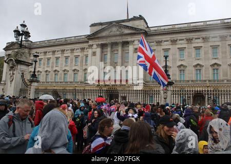 Buckingham Palace, Londres SW1A 1AA, Royaume-Uni. 6 mai 2023. Suite à un Royal Coronation historique et célébré par des foules numérotées dans les millions de personnes bordant la route de procession du couronnement de Londres, le roi Charles III nouvellement couronné et la reine Consort Camilla sont rejoints par des membres de la famille royale sur le balcon avant de Buckingham Palace, Alors qu'ils reçoivent une Royal Salute de l'armée britannique positionnée dans les jardins du Palais en contrebas, puis regardez le traditionnel flycast dirigé par la Royal Air Force et la Royal Navy au-dessus du ciel de Londres. Crédit : ©Julia Mineeva/EGBN TV News/Alamy L. Banque D'Images