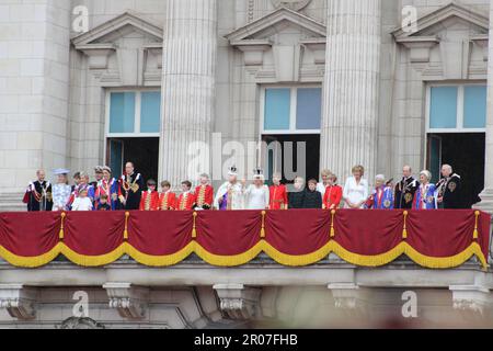 Buckingham Palace, Londres SW1A 1AA, Royaume-Uni. 6 mai 2023. Suite à un Royal Coronation historique et célébré par des foules numérotées dans les millions de personnes bordant la route de procession du couronnement de Londres, le roi Charles III nouvellement couronné et la reine Consort Camilla sont rejoints par des membres de la famille royale sur le balcon avant de Buckingham Palace, Alors qu'ils reçoivent une Royal Salute de l'armée britannique positionnée dans les jardins du Palais en contrebas, puis regardez le traditionnel flycast dirigé par la Royal Air Force et la Royal Navy au-dessus du ciel de Londres. Crédit : ©Julia Mineeva/EGBN TV News/Alamy L. Banque D'Images