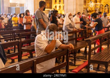 Salvador, Bahia, Brésil - 16 juin 2022: On voit des adorateurs assister à la messe de Corpus christi à la Basilique Catedral de Salvador, à Pelourinho, Bahia. Banque D'Images