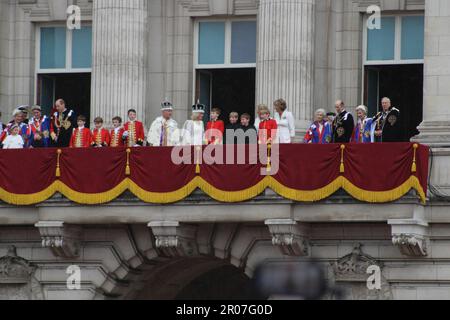 Buckingham Palace, Londres SW1A 1AA, Royaume-Uni. 6 mai 2023. Suite à un Royal Coronation historique et célébré par des foules numérotées dans les millions de personnes bordant la route de procession du couronnement de Londres, le roi Charles III nouvellement couronné et la reine Consort Camilla sont rejoints par des membres de la famille royale sur le balcon avant de Buckingham Palace, Alors qu'ils reçoivent une Royal Salute de l'armée britannique positionnée dans les jardins du Palais en contrebas, puis regardez le traditionnel flycast dirigé par la Royal Air Force et la Royal Navy au-dessus du ciel de Londres. Crédit : ©Julia Mineeva/EGBN TV News/Alamy L. Banque D'Images