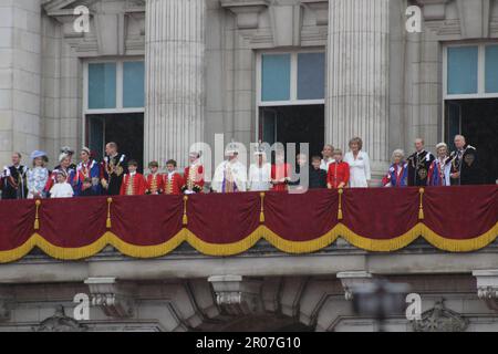 Buckingham Palace, Londres SW1A 1AA, Royaume-Uni. 6 mai 2023. Suite à un Royal Coronation historique et célébré par des foules numérotées dans les millions de personnes bordant la route de procession du couronnement de Londres, le roi Charles III nouvellement couronné et la reine Consort Camilla sont rejoints par des membres de la famille royale sur le balcon avant de Buckingham Palace, Alors qu'ils reçoivent une Royal Salute de l'armée britannique positionnée dans les jardins du Palais en contrebas, puis regardez le traditionnel flycast dirigé par la Royal Air Force et la Royal Navy au-dessus du ciel de Londres. Crédit : ©Julia Mineeva/EGBN TV News/Alamy L. Banque D'Images