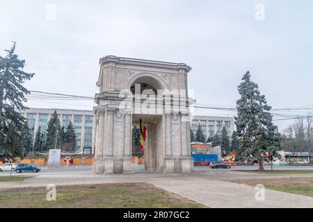 Chisinau, Moldova - 8 mars 2023: Arc triomphal à Chisinau. Banque D'Images