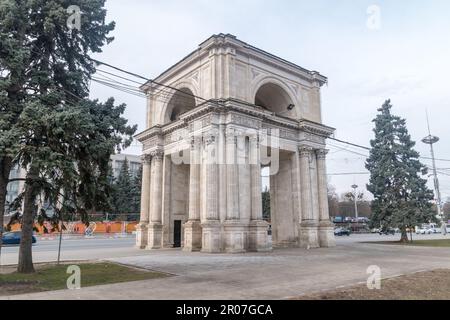 Chisinau, Moldova - 8 mars 2023: Arc triomphal à Chisinau. Attraction touristique populaire dans la capitale de la Moldavie. Banque D'Images