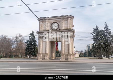 Chisinau, Moldova - 8 mars 2023: Arc triomphal (Arcul de triumf) à Chisinau. Attraction touristique populaire dans la capitale de la Moldavie. Banque D'Images