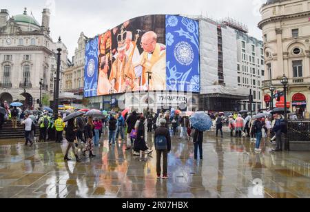 Londres, Royaume-Uni. 6th mai 2023. L'écran de Piccadilly Lights de Piccadilly Circus célèbre le couronnement du roi Charles III Banque D'Images