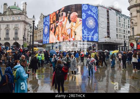 Londres, Royaume-Uni. 6th mai 2023. L'écran de Piccadilly Lights de Piccadilly Circus célèbre le couronnement du roi Charles III Banque D'Images