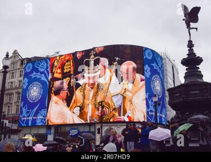 Londres, Royaume-Uni. 6th mai 2023. L'écran de Piccadilly Lights de Piccadilly Circus célèbre le couronnement du roi Charles III Banque D'Images