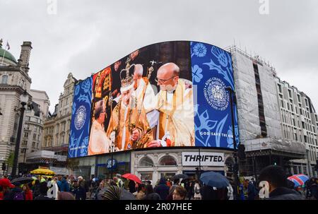 Londres, Royaume-Uni. 6th mai 2023. L'écran de Piccadilly Lights de Piccadilly Circus célèbre le couronnement du roi Charles III Banque D'Images