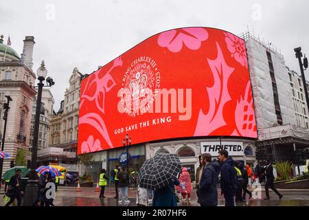 Londres, Royaume-Uni. 6th mai 2023. L'écran de Piccadilly Lights de Piccadilly Circus célèbre le couronnement du roi Charles III Banque D'Images