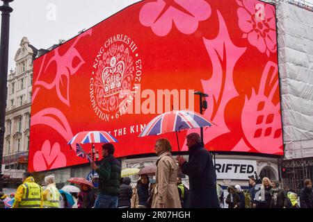 Londres, Royaume-Uni. 6th mai 2023. L'écran de Piccadilly Lights de Piccadilly Circus célèbre le couronnement du roi Charles III Banque D'Images