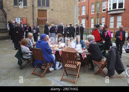 Newcastle upon Tyne, Royaume-Uni, 07/05/2023, Parti de la rue Coronation de HM King Charles III, Cathédrale de Newcastle, amis de St Nicholas pour un pique-nique Coronation dans le cadre de l'initiative nationale « Big Lunch ». Newcastle upon Tyne, Royaume-Uni, les communautés du Royaume-Uni se réunissent pour célébrer le couronnement du roi Charles III, y compris les fêtes de rue communautaires, 7th mai 2023, Credit: DEW/Alay Live News Banque D'Images