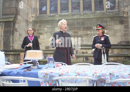 Newcastle upon Tyne, Royaume-Uni, 07/05/2023, Parti de la rue Coronation de HM King Charles III, Cathédrale de Newcastle, amis de St Nicholas pour un pique-nique Coronation dans le cadre de l'initiative nationale « Big Lunch ». Newcastle upon Tyne, Royaume-Uni, les communautés du Royaume-Uni se réunissent pour célébrer le couronnement du roi Charles III, y compris les fêtes de rue communautaires, 7th mai 2023, Credit: DEW/Alay Live News Banque D'Images