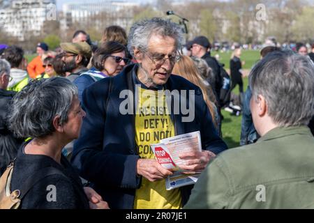 Les pianistes Richard Corbyn distribuant des tracts de voitures anti-électriques à la fin d'un rassemblement de femmes à Hyde Park. Piers Corbyn est de savoir des idées controversées sur le wea Banque D'Images