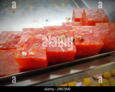 Bombay Karachi Halwa est un plat sucré indien très populaire à base de farine de maïs, de sucre et d'eau, aromatisé à la cardamome et au ghee. Banque D'Images