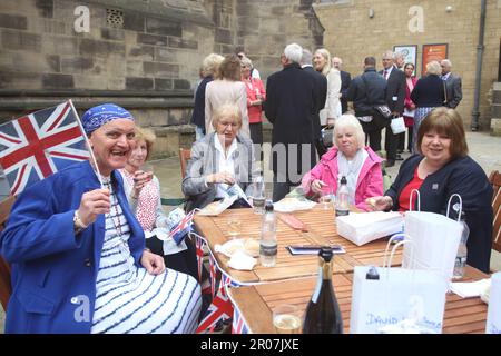 Newcastle upon Tyne, Royaume-Uni, 07/05/2023, Parti de la rue Coronation de HM King Charles III, Cathédrale de Newcastle, amis de St Nicholas pour un pique-nique Coronation dans le cadre de l'initiative nationale « Big Lunch ». Newcastle upon Tyne, Royaume-Uni, les communautés du Royaume-Uni se réunissent pour célébrer le couronnement du roi Charles III, y compris les fêtes de rue communautaires, 7th mai 2023, Credit: DEW/Alay Live News Banque D'Images