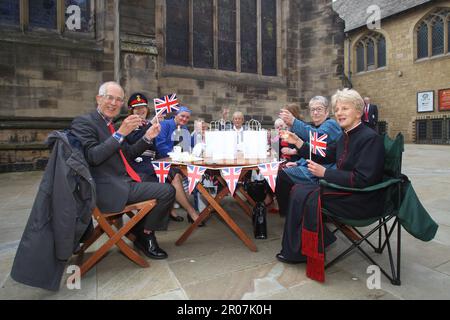 Newcastle upon Tyne, Royaume-Uni, 07/05/2023, Parti de la rue Coronation de HM King Charles III, Cathédrale de Newcastle, amis de St Nicholas pour un pique-nique Coronation dans le cadre de l'initiative nationale « Big Lunch ». Newcastle upon Tyne, Royaume-Uni, les communautés du Royaume-Uni se réunissent pour célébrer le couronnement du roi Charles III, y compris les fêtes de rue communautaires, 7th mai 2023, Credit: DEW/Alay Live News Banque D'Images