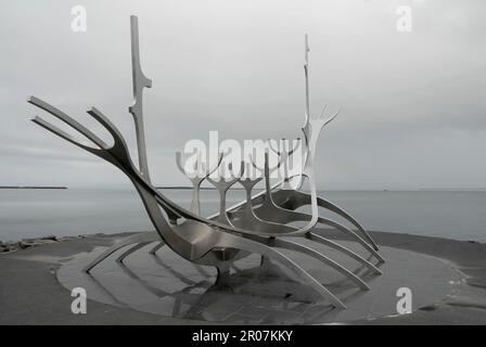 Reykjavik, Islande. 22nd juillet 2022. La sculpture 'sunvoyage' a été créée par l'artiste Jón Gunnar Árnason et se dresse dans la capitale islandaise Reykjavik. Il ressemble à un bateau viking et est une véritable attraction touristique. Credit: Finn Huwald/dpa/Alay Live News Banque D'Images