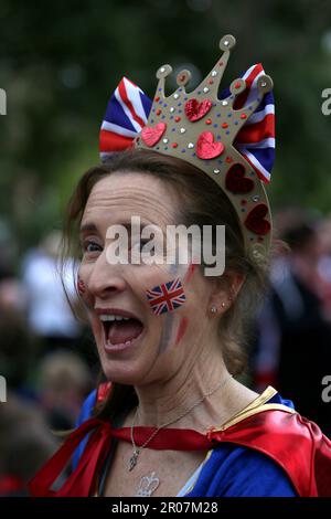 Londres, Royaume-Uni. 6th mai 2023. Le couronnement du roi Charles a lieu avec un hommage à six armes à feu qui a lieu à Horse Guards Parade et la famille royale faisant une apparition sur le balcon de Buckingham Palace. Londres, Royaume-Uni. Credit: Barbara Cook/Alay Live News Banque D'Images