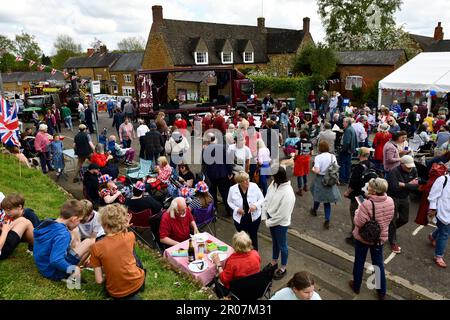 Les gens qui s'amusent à la rue Party Hook Norton Oxfordshire Angleterre royaume-uni 7 mai 2023 crédit: MELVIN GREEN / Alay Live News. Banque D'Images