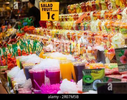 Pleine de couleurs dans ce détail de salades de fruits exposés dans un marché espagnol Banque D'Images