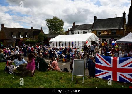 Les gens qui s'amusent à la rue Party Hook Norton Oxfordshire Angleterre royaume-uni 7 mai 2023 crédit: MELVIN GREEN / Alay Live News. Banque D'Images