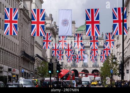 Avec un jour à aller jusqu'au couronnement du roi Charles III Union les drapeaux surpassent Regent Street le 5th mai 2023 à Londres, Royaume-Uni. Le roi Charles III sera couronné roi d'Angleterre le 6th mai 2023. Banque D'Images