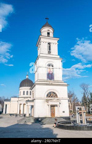 Chisinau, Moldavie - 8 mars 2023 : beffroi de la cathédrale de la Nativité du Christ (roumain : Catedrala Mitropolitana Nasterea Domnului). Banque D'Images