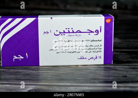 Le Caire, l'Egypte, 4 mai 2023: Augmentin 1g comprimés, amoxicilline et clavulanate potassium, acide clavulanique, classe des inhibiteurs de la bêta-lactamase, amoxicilline i. Banque D'Images