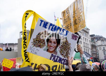 Écriteau présentant Meghan Markle, la duchesse de Sussex comme la 'princesse du peuple' comme anti-monarchistes du groupe République se réunissent dans le centre de Londres pour protester contre le couronnement du roi Charles III le 6th mai 2023 à Londres, Royaume-Uni. Les groupes anti-monarchie comme la République appellent à l'abolition de la monarchie et au remplacement du roi par un chef d'État élu, choisi par le peuple, représentant la nation indépendamment de nos politiciens. Les manifestants se sont rassemblés en grand nombre à Trafalgar Square en criant leur slogan « Not My King », le roi Charles III étant couronné Banque D'Images