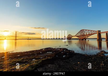 Les deux ponts au-dessus du Firth of Forth en Écosse au coucher du soleil Banque D'Images