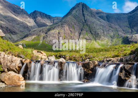 Petite chute d'eau aux piscines de Fairy sur l'île de Skye en Écosse, en Grande-Bretagne Banque D'Images