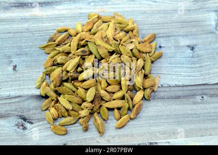 Cardamome, cardamon ou cardamum, une épice faite à partir des graines de plusieurs plantes des genres Elettaria et Amomum de la famille des Zingiberaceae, utilisé dans Banque D'Images