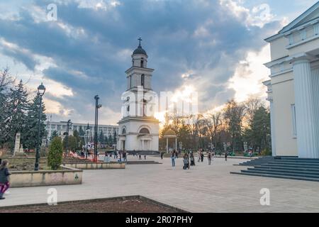 Chisinau, Moldavie - 8 mars 2023: Cathédrales clocher de la cathédrale de la Nativité au coucher du soleil. Banque D'Images